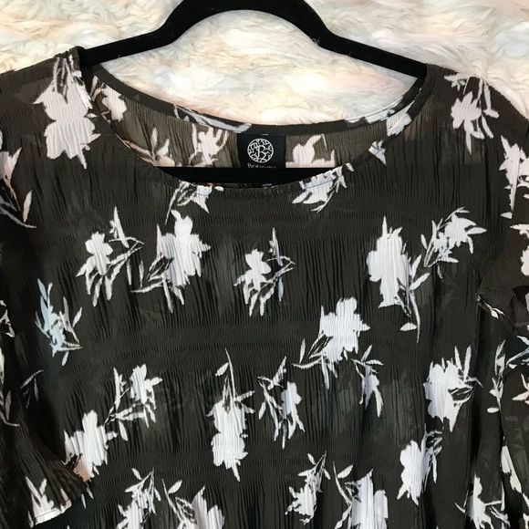 ❤️SALE❤️Bobeau Blouse Sheer cold shoulder Black & White, ruffle sleeves, size L - Picture 3 of 12